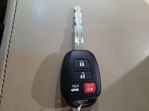 Used 2016 Toyota Camry XLE FWD image 32