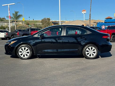 Used 2025 Toyota Corolla LE image 2