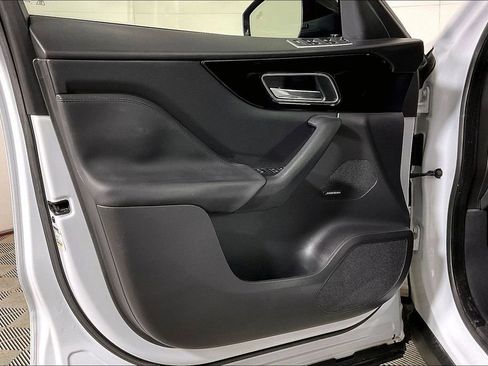 Used 2017 Jaguar F-PACE Premium image 22