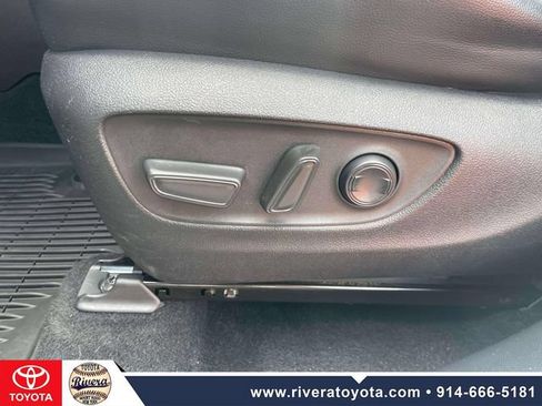 Used 2021 Toyota Highlander XLE AWD/4WD image 19