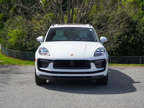 Certified 2025 Porsche Macan AWD/4WD image 10