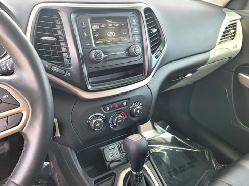 Used 2018 Jeep Cherokee Latitude w/ Altitude Package FWD image 17