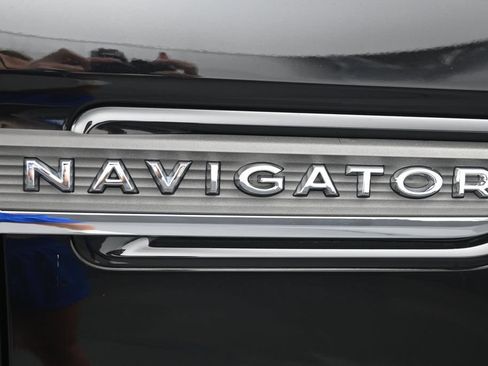 Used 2024 Lincoln Navigator Premiere AWD/4WD image 15