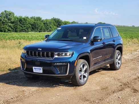 New 2026 Jeep Grand Cherokee Limited RWD image 2