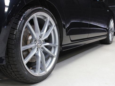 Used 2017 Volkswagen Golf R 4-Door image 14