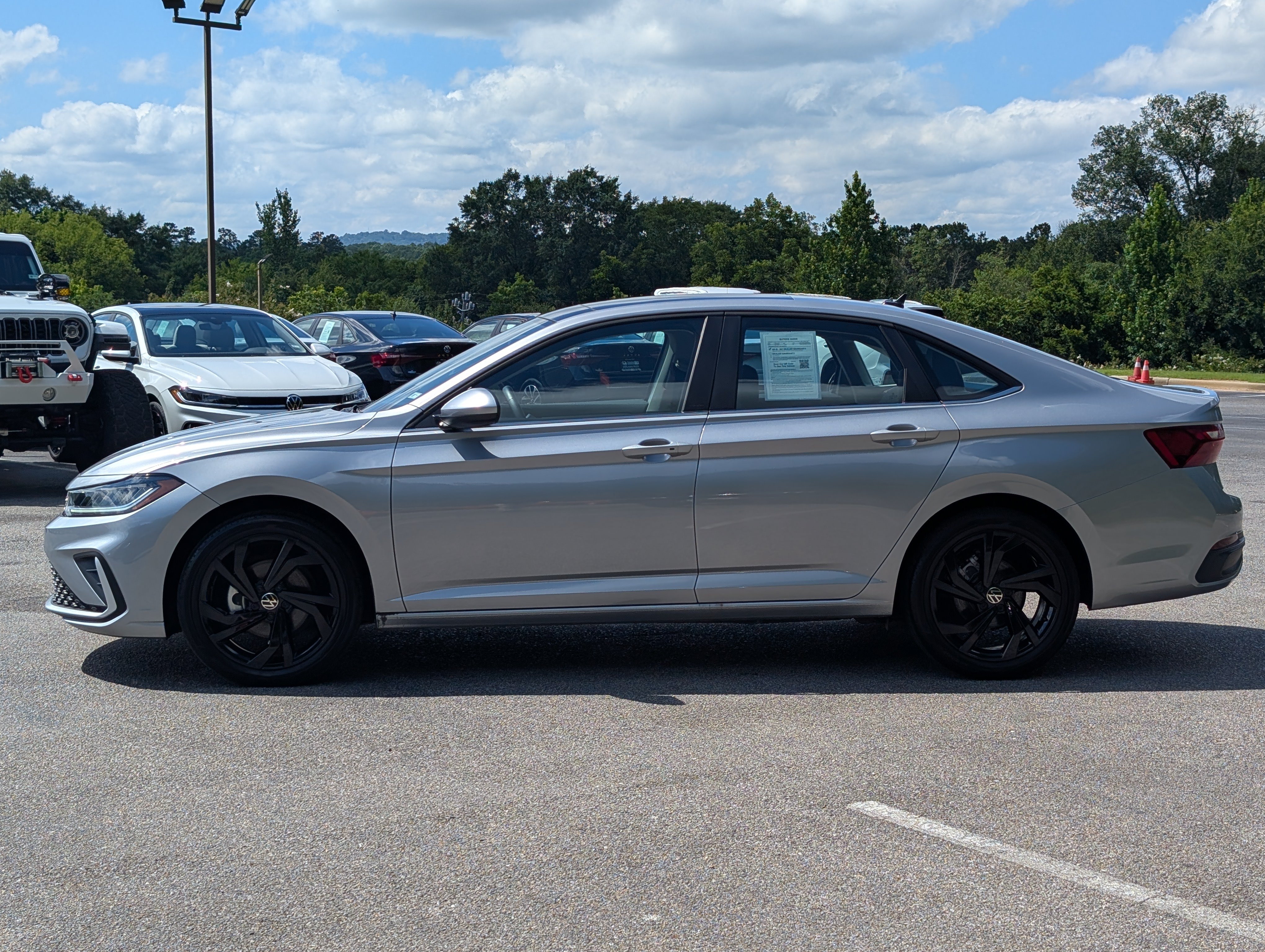 Used 2025 Volkswagen Jetta SE w/ Sunroof Package FWD image 6