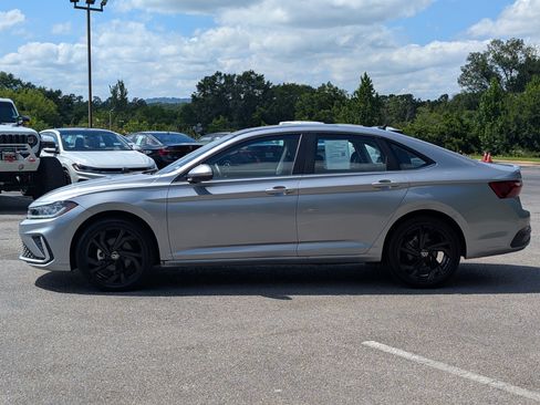 Used 2025 Volkswagen Jetta SE w/ Sunroof Package FWD image 6