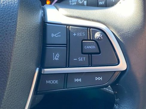Used 2022 Toyota Highlander XLE FWD image 22