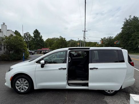 Used 2021 Chrysler Voyager L FWD image 32