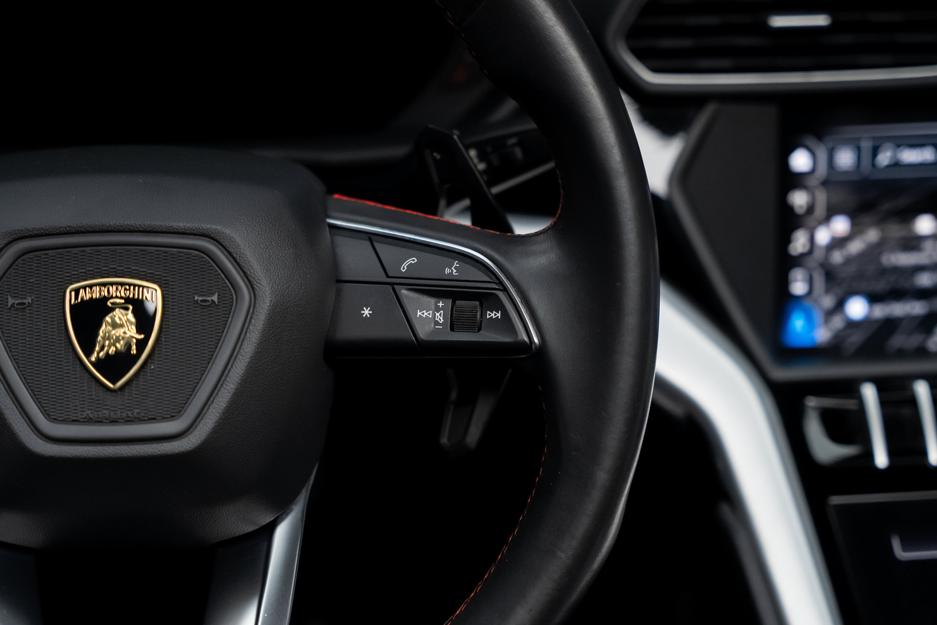 Used 2019 Lamborghini Urus AWD/4WD image 44
