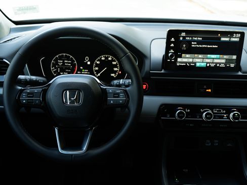 Certified 2025 Honda Pilot Touring image 27