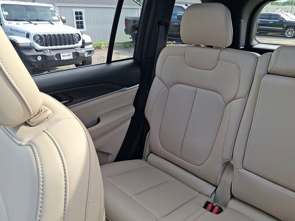 Used 2025 Jeep Grand Cherokee Limited w/ Trailer Tow Package AWD/4WD image 12