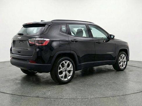 Used 2025 Jeep Compass Latitude image 9