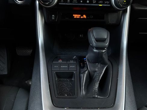 Used 2019 Toyota RAV4 XLE FWD image 25