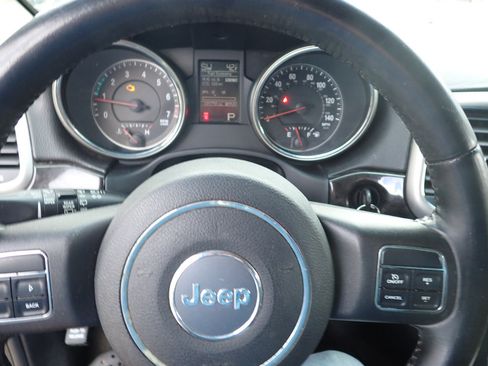 Used 2012 Jeep Grand Cherokee Laredo w/ Laredo E Group image 35