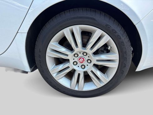 Used 2016 Jaguar XF Premium RWD image 9