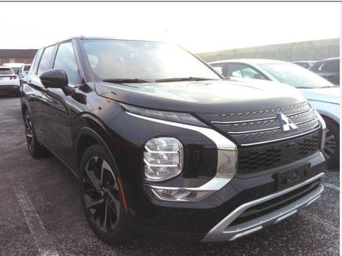 Used 2024 Mitsubishi Outlander SE image 1