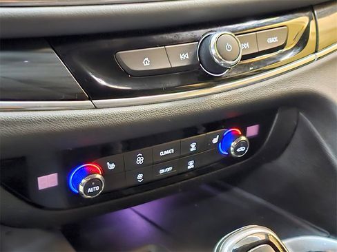 Used 2020 Buick Enclave Essence image 28