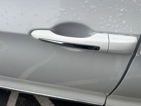 Used 2018 Chrysler Pacifica Touring-L image 8