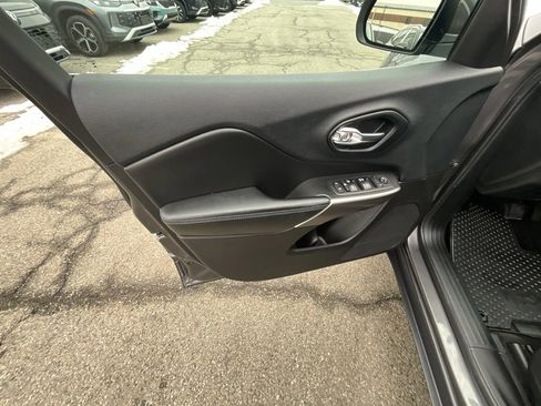 Used 2019 Jeep Cherokee Latitude Plus w/ Comfort/Convenience Group image 10