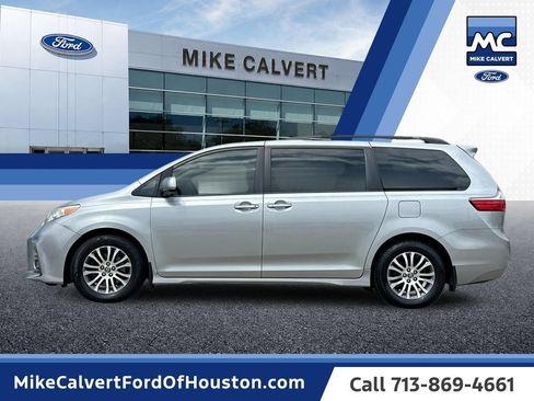 Used 2018 Toyota Sienna XLE w/ XLE Navigation Package FWD image 2