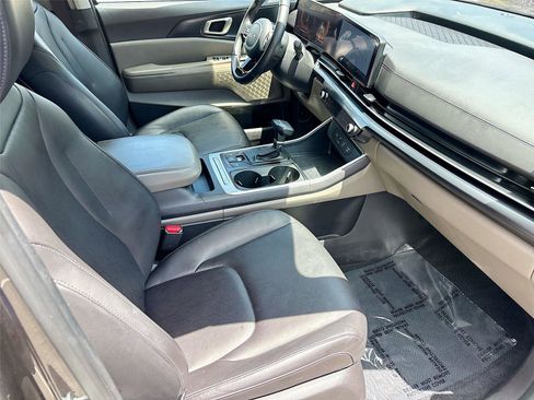 Used 2025 Kia Carnival FWD image 30