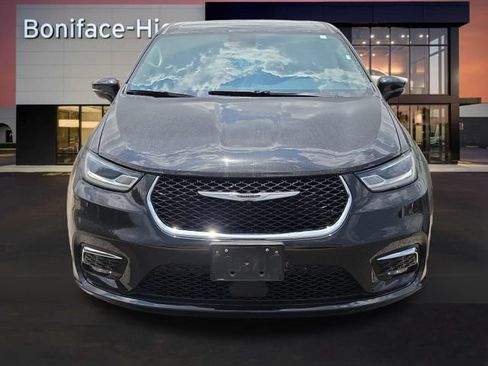 Used 2024 Chrysler Pacifica Touring-L FWD image 2