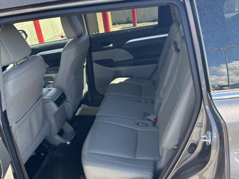 Used 2018 Toyota Highlander XLE image 6