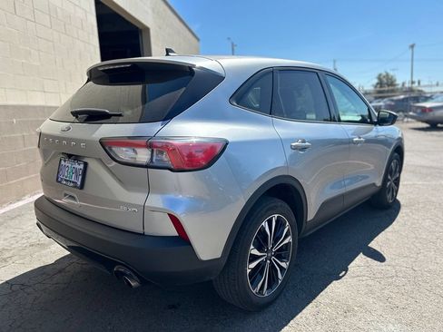 Used 2022 Ford Escape SE w/ SE Sport Appearance Package AWD/4WD image 5