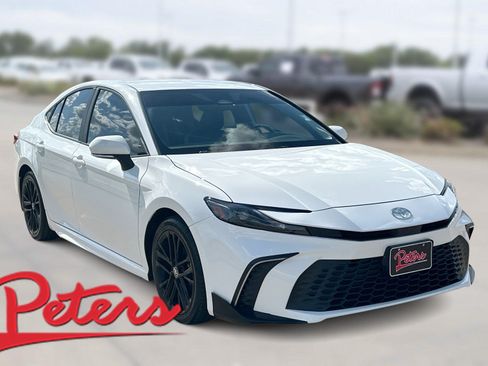 Used 2025 Toyota Camry SE FWD image 1