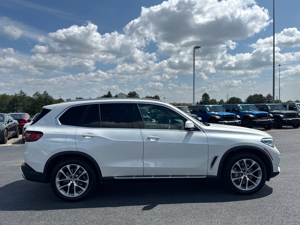 Used 2023 BMW X5 xDrive40i w/ Premium Package AWD/4WD image 2