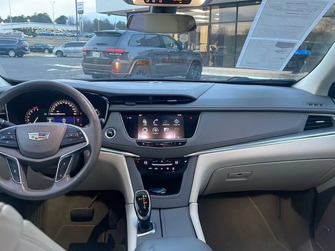 Used 2017 Cadillac XT5 Luxury image 18