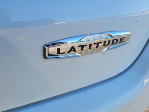 Used 2023 Jeep Compass Latitude w/ Sun and Sound Group AWD/4WD image 10