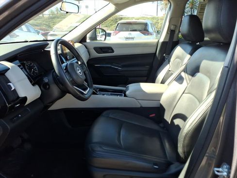 Used 2023 Nissan Pathfinder SV image 19