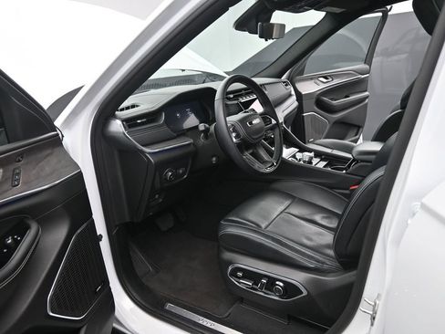 Used 2024 Jeep Grand Cherokee L Overland w/ Advanced Protech Group III AWD/4WD image 9