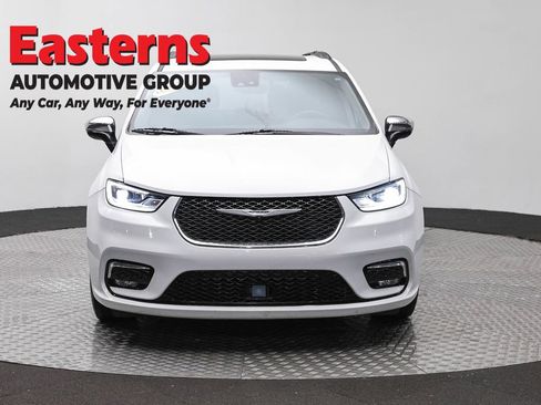 Used 2023 Chrysler Pacifica Limited FWD image 2