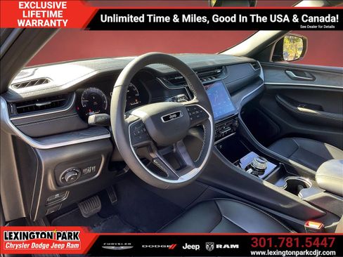 Used 2025 Jeep Grand Cherokee Limited AWD/4WD image 17