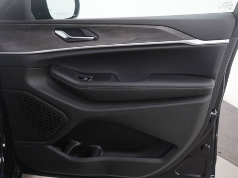 Used 2025 Jeep Grand Cherokee Limited w/ Black Appearance Package image 12