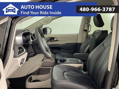 Used 2024 Chrysler Pacifica Touring-L image 10