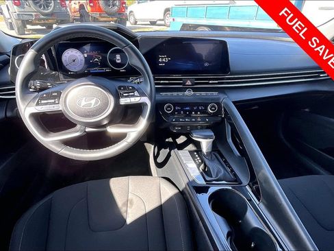 Used 2025 Hyundai Elantra SEL FWD image 15