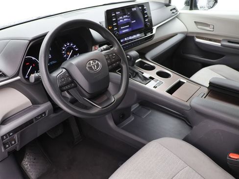 Used 2024 Toyota Sienna LE image 14