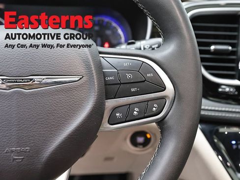 Used 2023 Chrysler Pacifica Limited FWD image 16