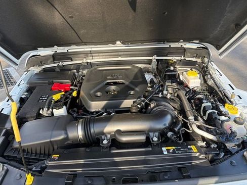 Used 2025 Jeep Wrangler Unlimited Sahara image 13