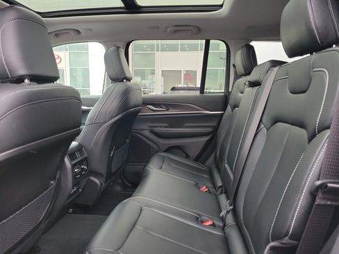 Used 2024 Jeep Grand Cherokee Limited image 11