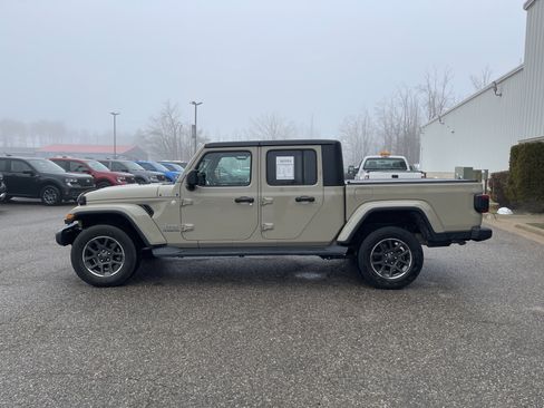 Used 2020 Jeep Gladiator Overland AWD/4WD image 6