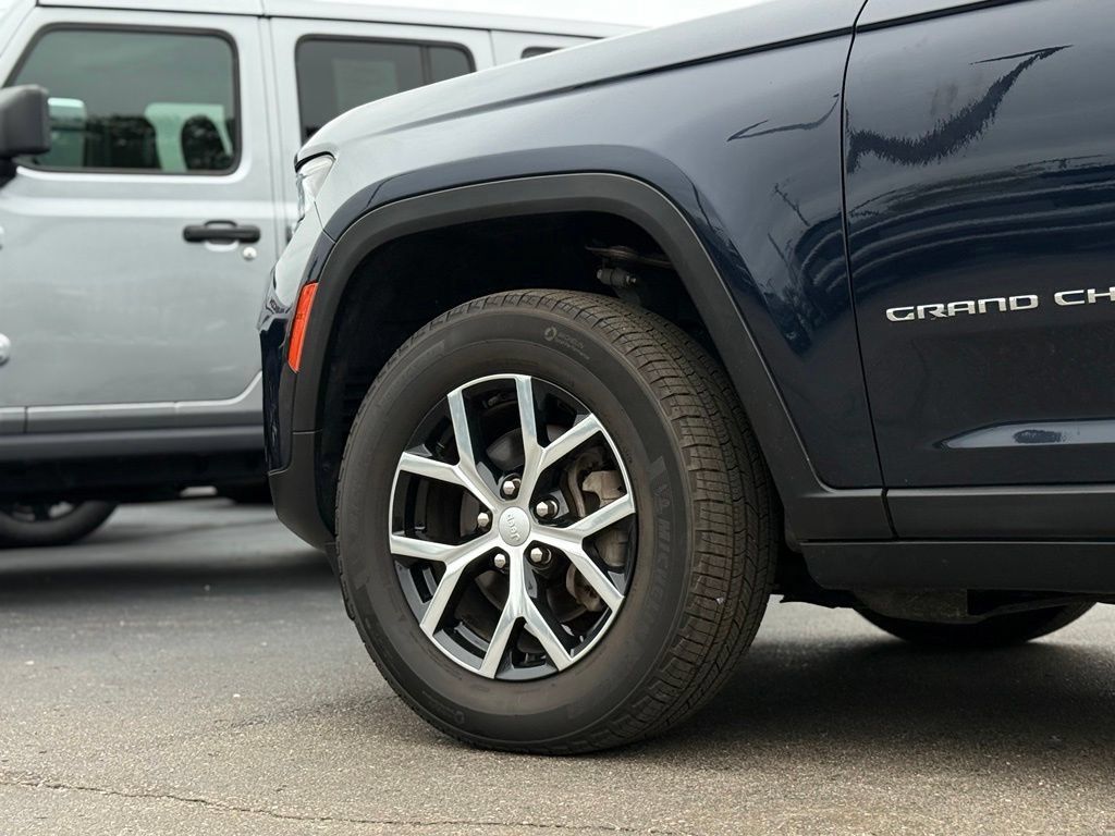 Used 2023 Jeep Grand Cherokee Limited AWD/4WD image 43