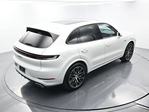 Certified 2025 Porsche Cayenne E-Hybrid w/ Premium Package Plus AWD/4WD image 43