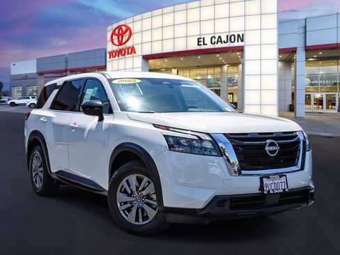 Used 2025 Nissan Pathfinder S FWD image 1