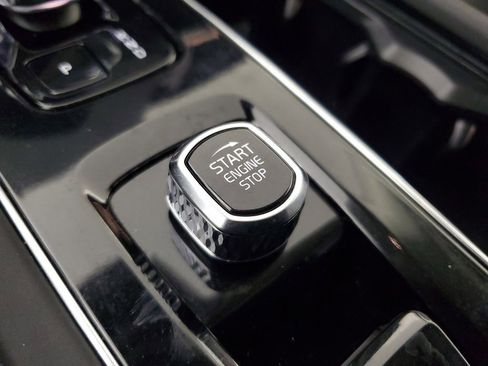 Used 2025 Volvo XC90 B6 Plus image 36