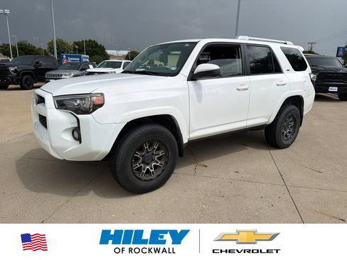 Used 2018 Toyota 4Runner SR5 AWD/4WD image 1
